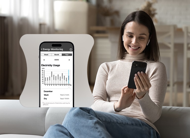 Une femme surveille sa consommation d’énergie via une application ThinQ.