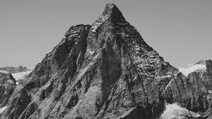 Une image en noir et blanc d’une montagne avec un taux de contraste de 2000:1 pour montrer une couleur noire plus profonde que le taux de 1000:1.