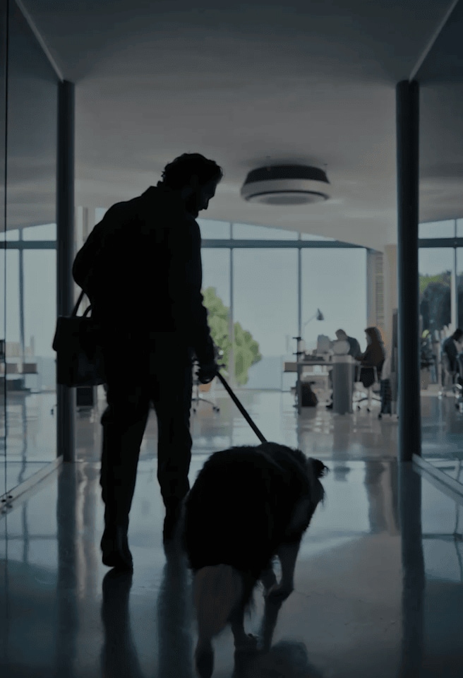 Un homme entre dans le bureau en tenant une laisse pour chien. Un homme sur le siège conducteur a l’air triste pendant que LG AI lui montre une photo de famille. L’écran de la voiture est montré en gros plan pendant que LG AI affiche une carte et ravive un souvenir.