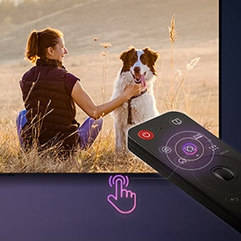 La télécommande LG AI Magic Remote en cours d’utilisation. Une courte pression sur le bouton IA active l’assistant IA sur l’écran du téléviseur OLED, qui suggère ensuite des mots-clés.