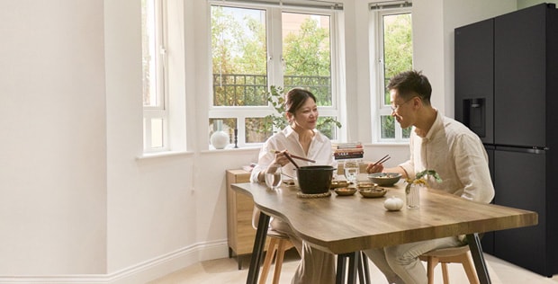 Bild mit einer Person und LG-Haushaltsgeräten