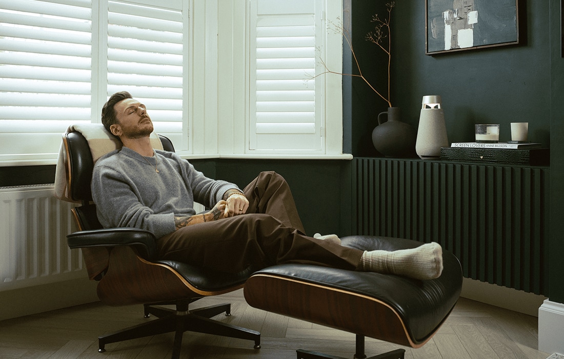 Se détendre sur le fauteuil du salon et profiter de la musique avec le haut-parleur XBoom