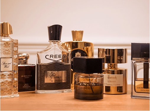 Collection de divers parfums que Nick aime
