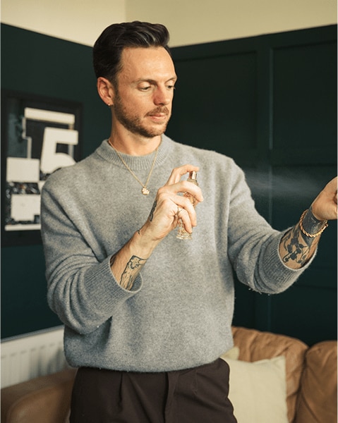 Nick pulvérise du parfum