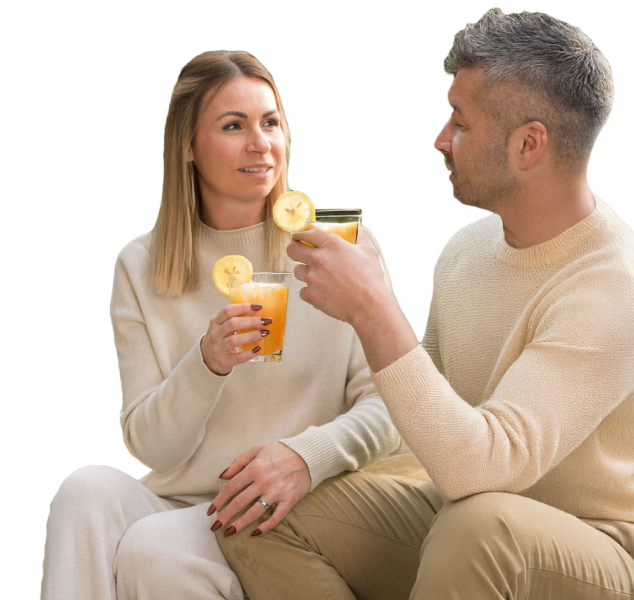 un homme et une femme partagent une boisson