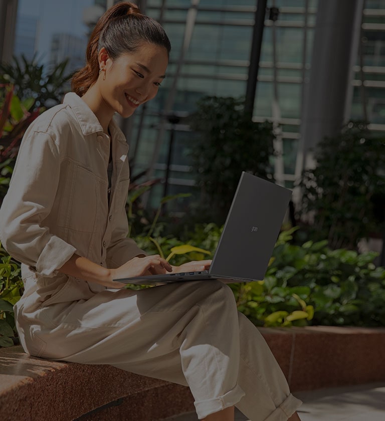 Une femme utilisant le LG gram 16