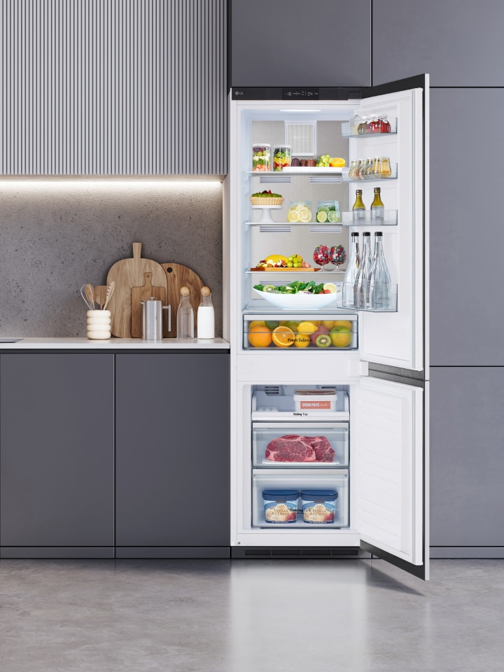 Une vue du réfrigérateur LG à congélateur en bas dans la cuisine.