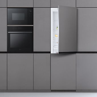 Réfrigérateur LG à congélateur en bas encastré dans une cuisine moderne