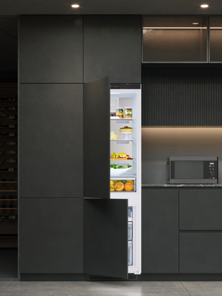 Présentation du réfrigérateur LG encastrable avec congélateur en bas dans une cuisine moderne.