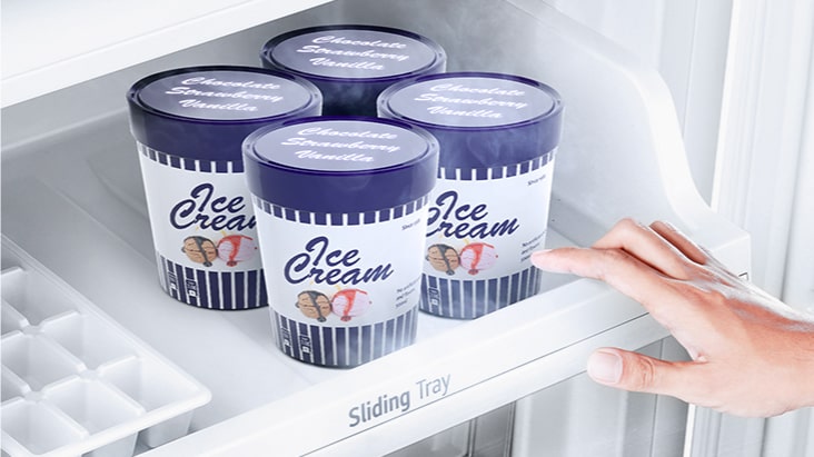 Vue rapprochée de la clayette coulissante qui se trouve à l'intérieur du réfrigérateur combiné encastrable de LG.