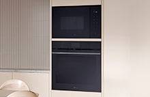 Four micro-ondes installé