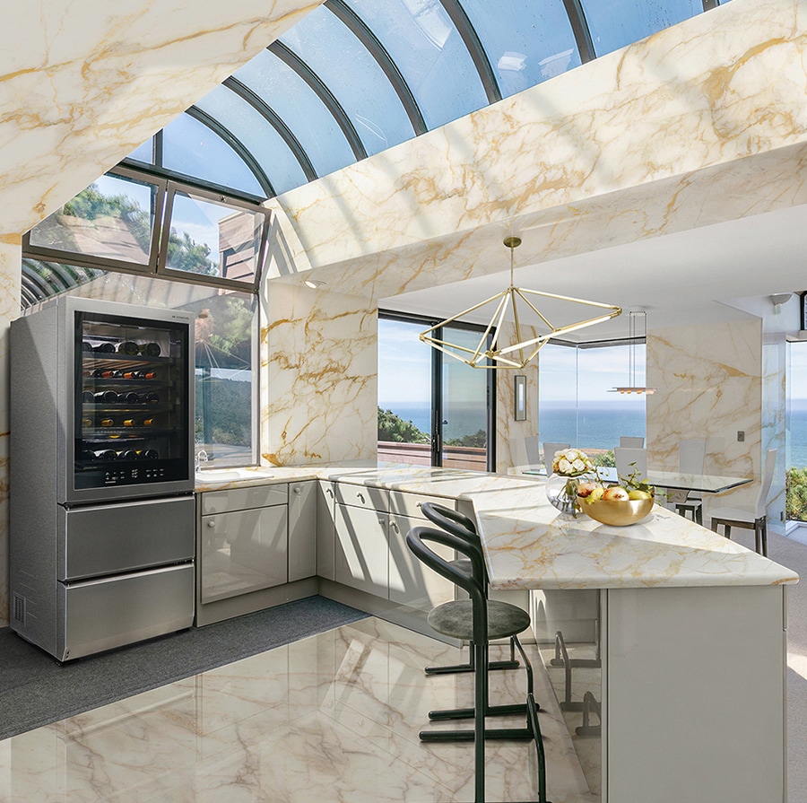 LG SIGNATURE Wine Cellar is placed on a Mediterranean style kitchen, which is decorated by the stunning Calacatta marble.