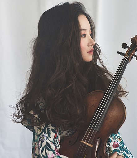 The Korean violinist Bomsori holds a violin.