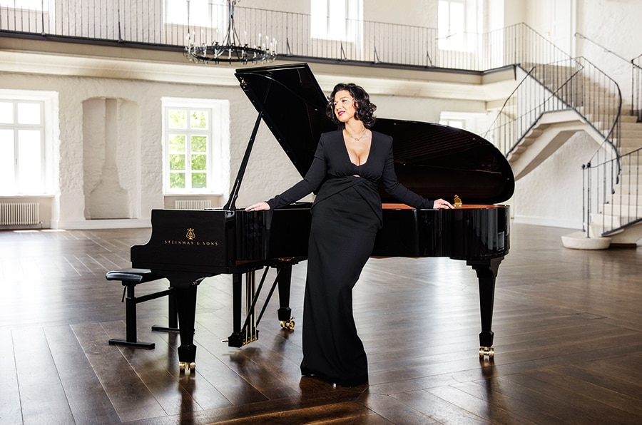 Khatia Buniatishvili neben einem Klavier.