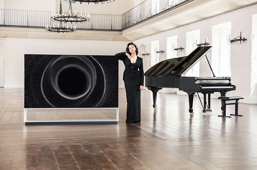 Khatia Buniatishvili neben dem LG SIGNATURE 8K OLED TV Z1 und einem Klavier.