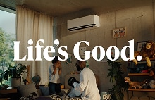 Pai e filho brincando de boxe em uma sala sob um ar-condicionado LG DUALCOOL AI, com o texto "Life's Good." sobreposto.