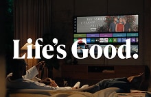 Casal relaxando na cama enquanto assiste à tela do webOS em uma TV LG OLED evo AI, com o texto "Life's Good." sobreposto.