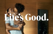 Mãe sorridente abraçando o filho com alegria em frente a um LG Styler, com o texto "Life's Good." sobreposto.