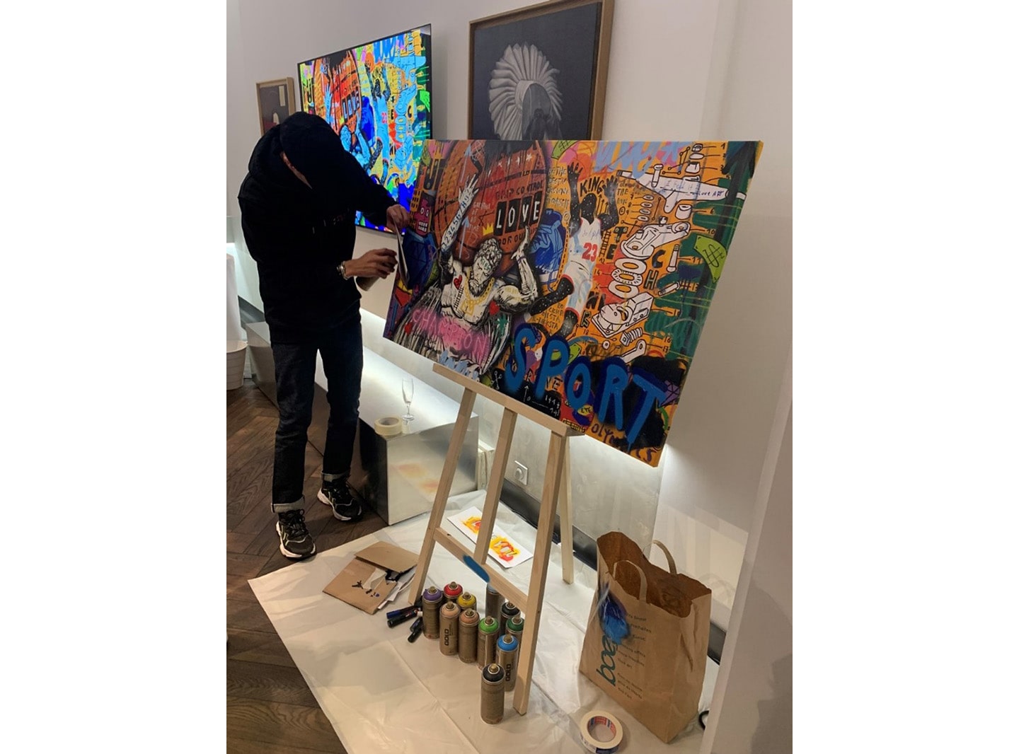 Jisbar making the final touches to the ‘Sport’ painting he specifically created for the LG OLED Gallery.