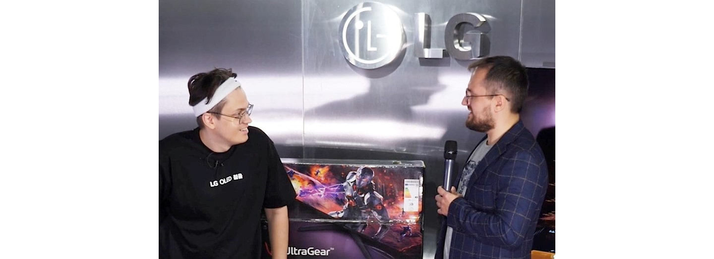 Streamer and former Fortnite pro gamer Vyacheslav “Buster” Leontyev accepting an LG UltraGear monitor after winning the Ultimate Achievement in Streaming award at the 2021 Streamfest Awards.