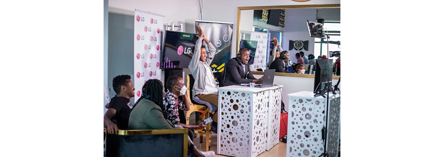 E-sports commentators of the PSG FIFA Fan Fest 2021 League broadcasting live inside the studio.