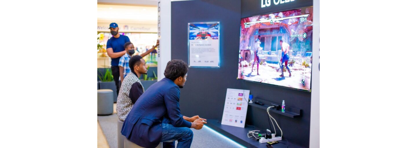 Participants of the PSG FIFA Fan Fest 2021 League playing against each other on the studio’s LG OLED TV.