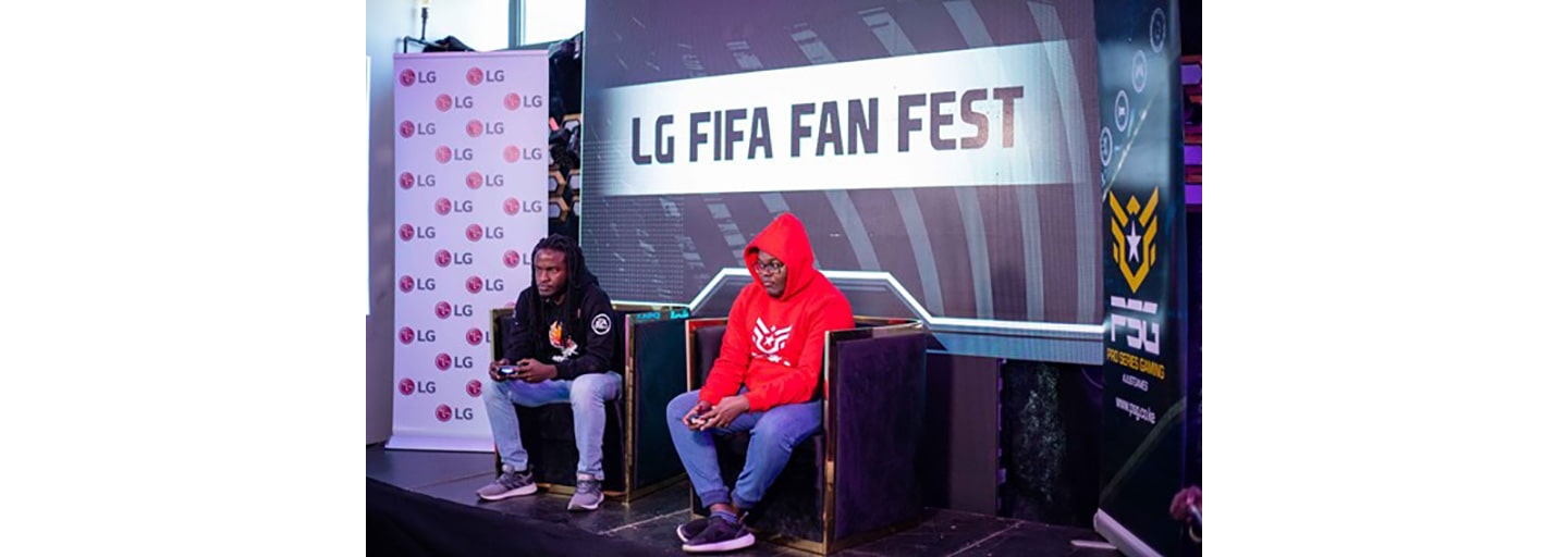 Participants of the PSG FIFA Fan Fest 2021 League playing against each other on stage.