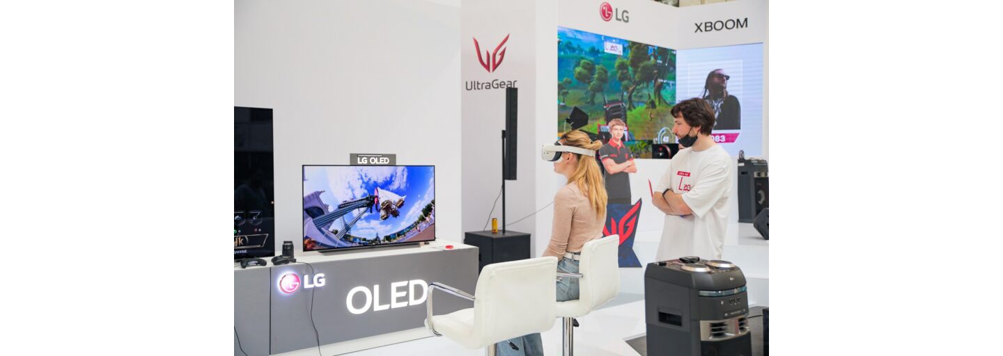 A participant of 2021 Streamfest trying VR on LG OLED TV in LG's OLED TV zone.