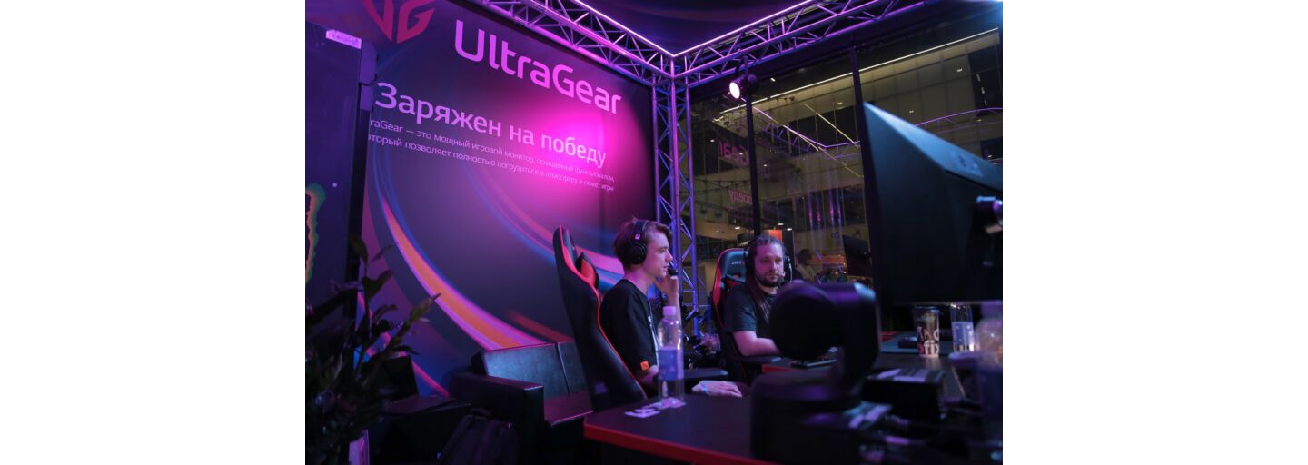 Russian gaming streamers SPT and Pavel RIKKIDI playing on the LG UltraGear monitors in LG's VIP lounge.