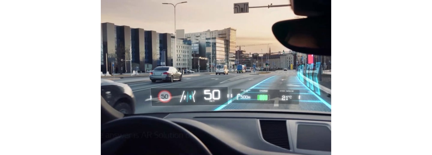 An image demonstrating LG’s AR software solution as it guides a driver by highlighting the correct lane.