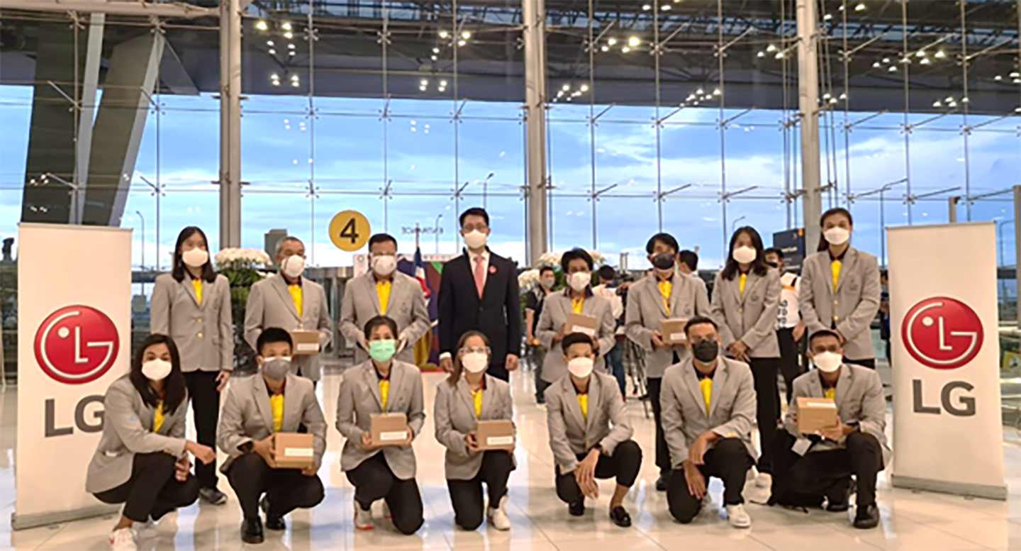 A group photo of the Thai athletes heading to the Olympics while everyone wears the LG Puricare Wearable.