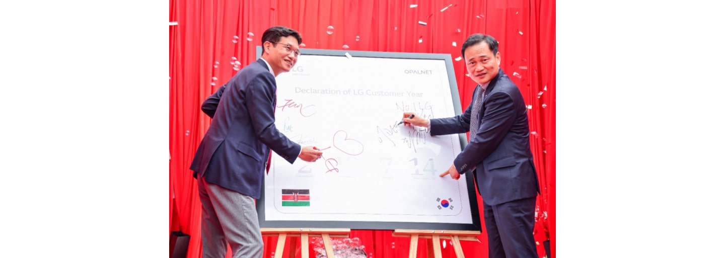 LG East Africa managing director Kim Sa-nyoung and LG Middle East and Africa regional managing director Lee Kwan-yul signing a large declaration board.