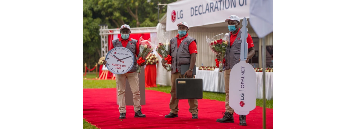 LG's qualified technicians holding flowers at an event commemorating the LG and Opalnet partnership.