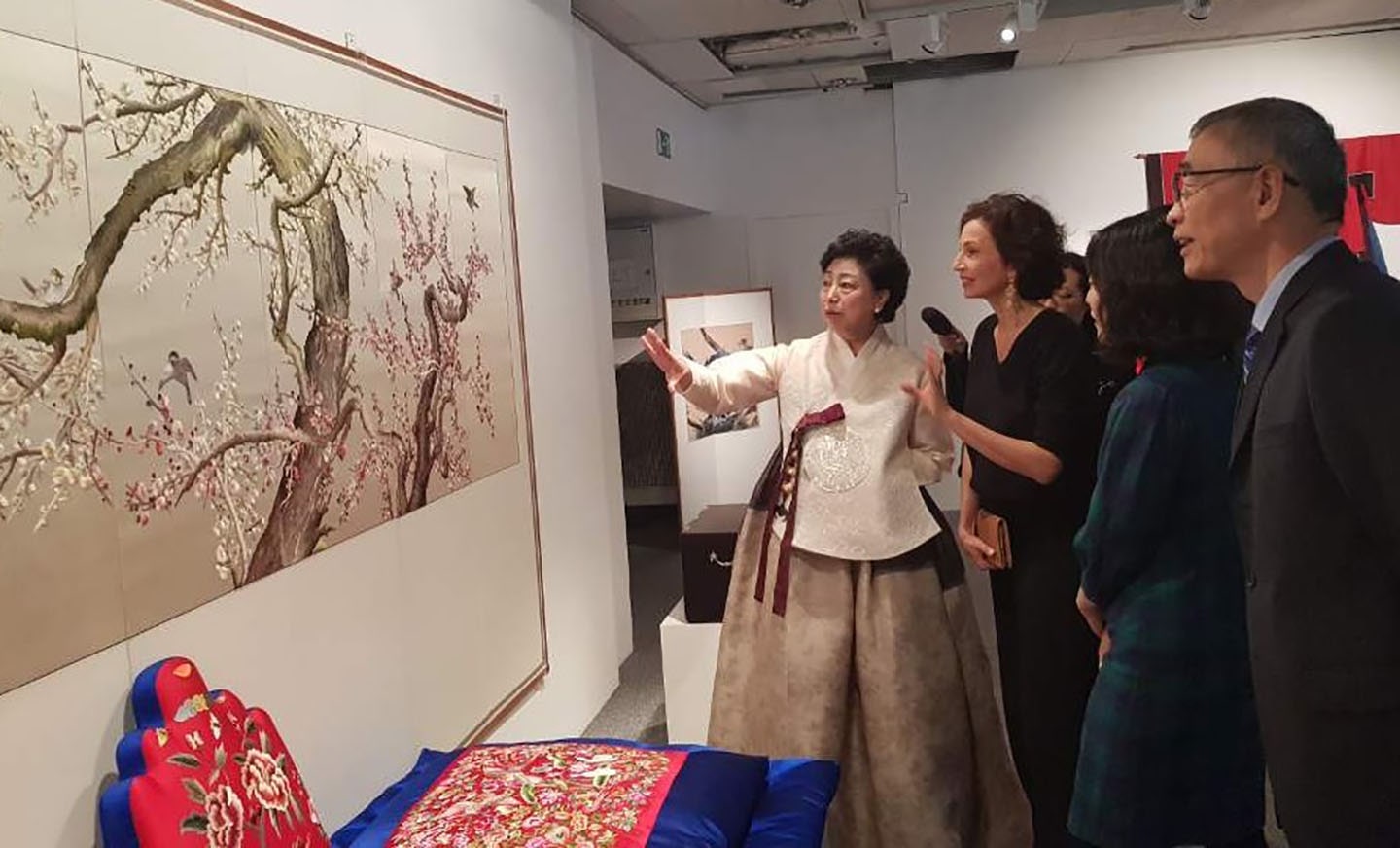 LG OLED TV HIGHLIGHTS FINE DETAILS OF KOREAN EMBROIDERY AT UNESCO EXHIBITION