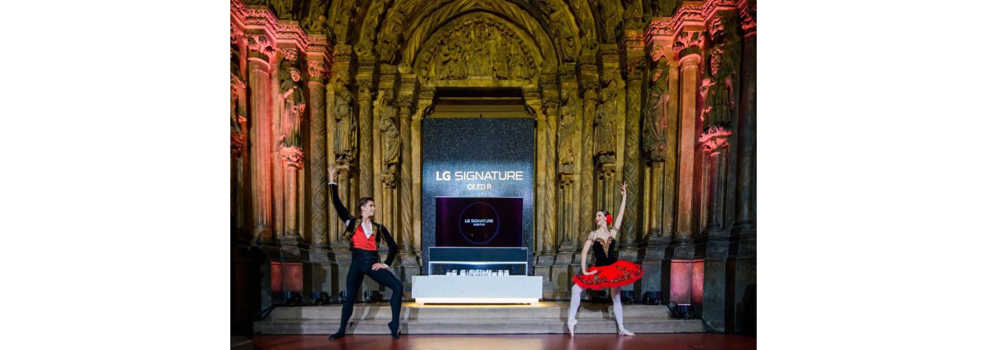 A photo taken during the launch of LG OLED R at the Pushkin Museum with two ballet dancers performing in front of the groundbreaking TV