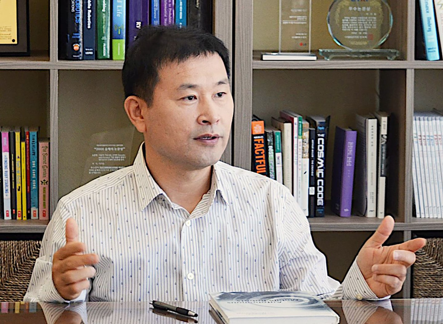 A photo of Lee Ki-dong, principal research engineer at LG Electronics, in his office.