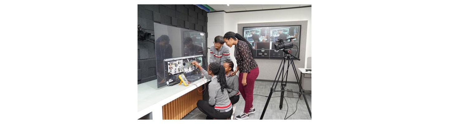 /content/dam/channel/wcms/global/newsroom/lg-story/beyond-news/on-the-job-backed-by-lg-a-young-ethiopian-embarks-on-a-promising-career-in-tech