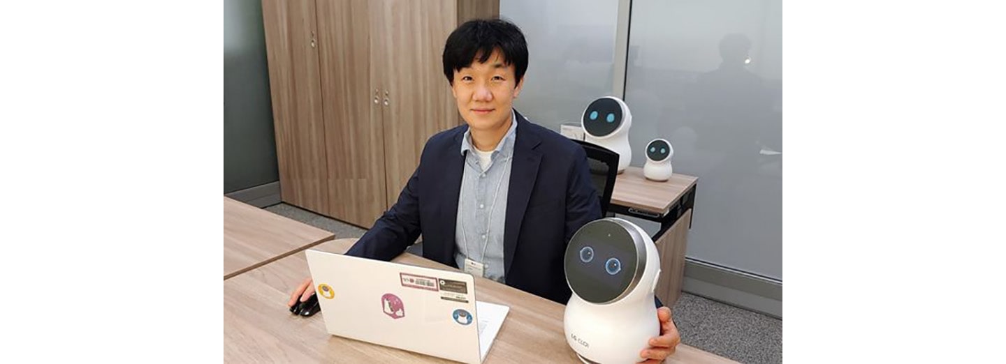 A photo of Dr. Baek Seung-min posing with LG CLOi robot 