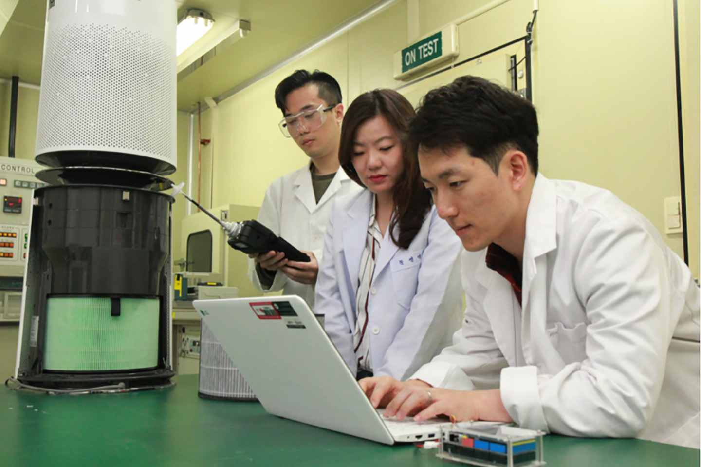 Three researchers at Seoul’s LG Air Science Research Center carrying out tests with the help of LG gram. 