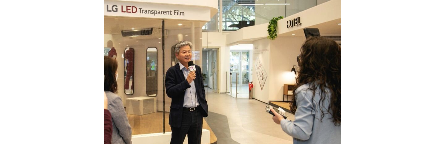 Julio Baek, president of LG Electronics Brazil, giving a speech on camera at The LG Business Solution Center in Brazil.