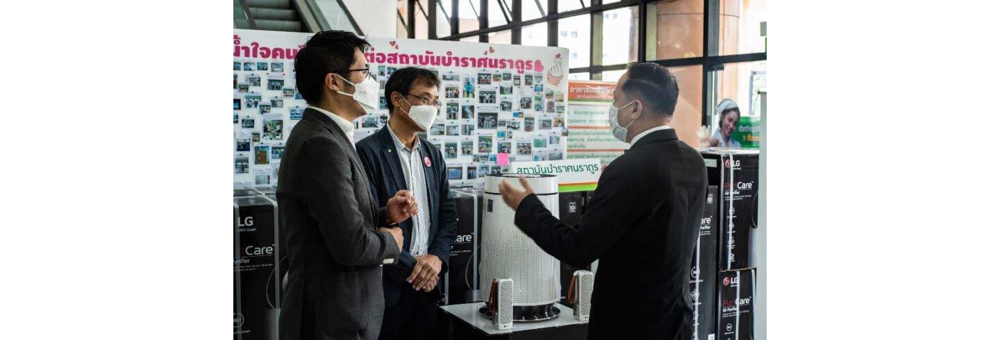 LG representatives having a conversation while wearing masks