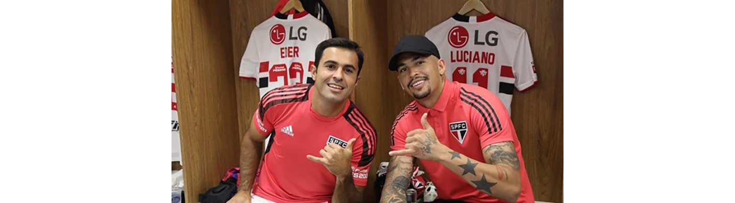  São Paulo FC’s Éder and Luciano posing in front of the team’s shirt with the LG logo