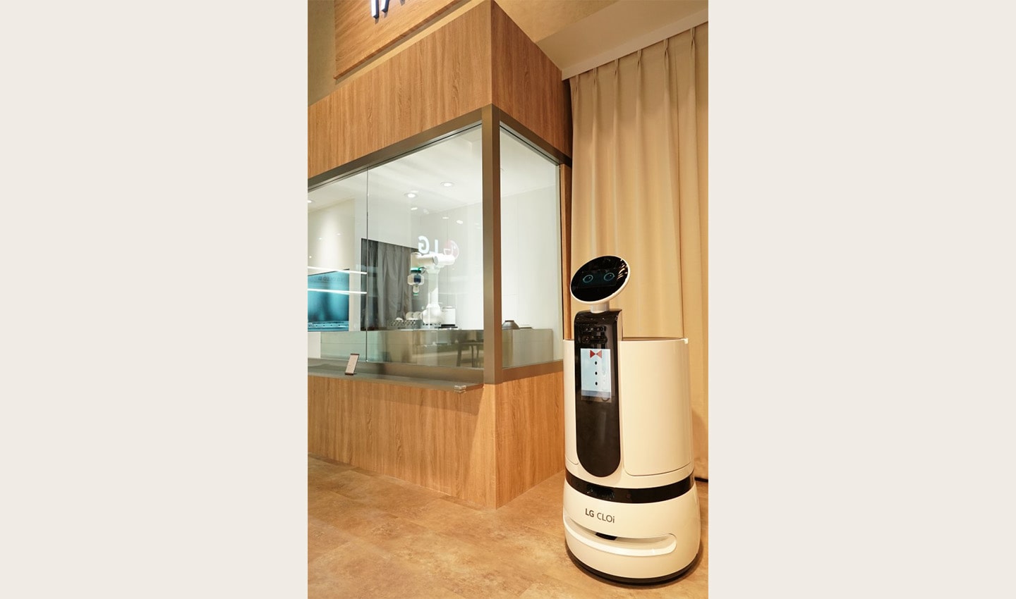 A closer look at the LG ‘CLOi’s Table’ restaurant with a server bot, and the LG CLOi CoBot ready to clean the dishes in the background, at CES 2020