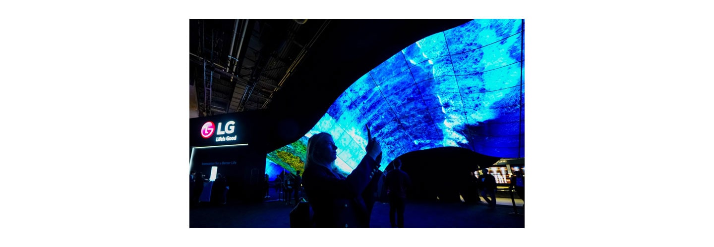 CES SPECTATORS MESMERIZED YET AGAIN WITH LG’S SPECTACULAR OLED ‘WAVE’ AND ‘FOUNTAIN’ EXHIBITIONS