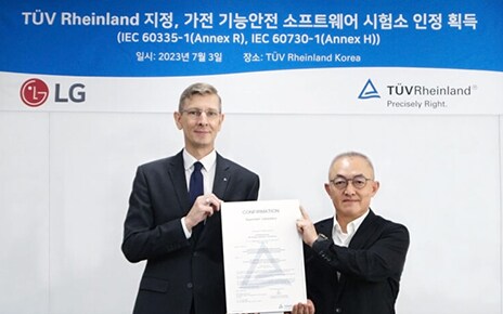   Park In-sung, head of the Software Center at LG Electronics, posing for a photo with a certificate from TÜV Rheinland