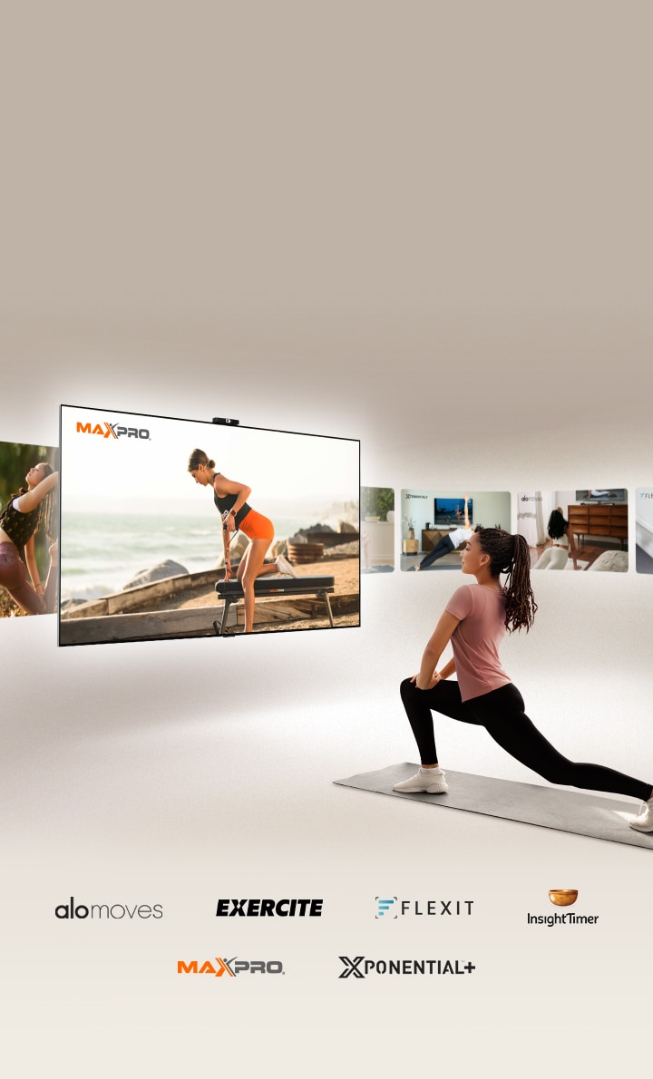 一個女人在 LG 電視前的瑜伽墊上擺出弓步姿勢。電視切換播放 Exercite、Xponential、Alo Moves、FLEXIT、Insight Timer 和 Maxpro 的影片。