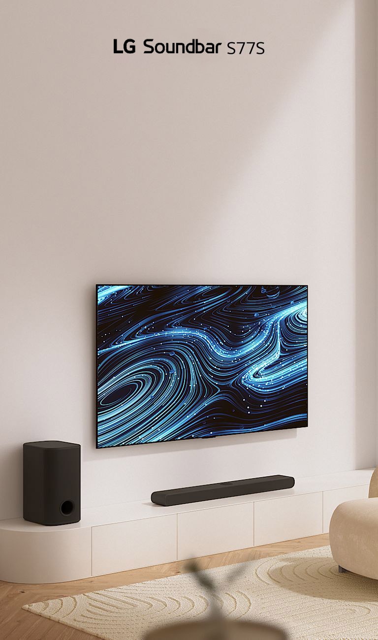 電視掛牆，螢幕上顯示一個霓虹圖像。在其下方，Soundbar 置於白色層架上。在其右側，奶油色的沙發在客廳中。