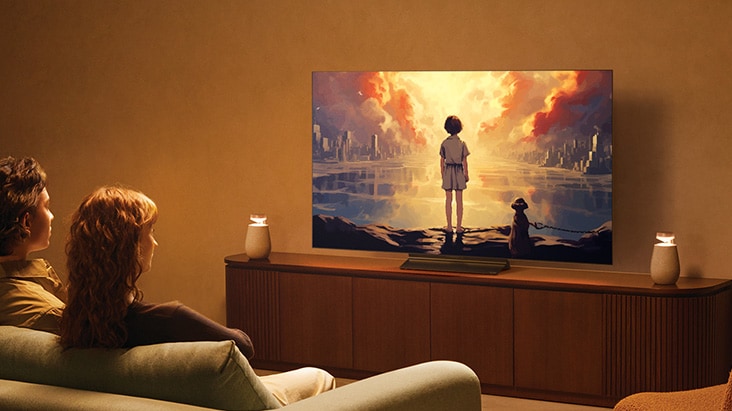 一對夫婦坐在梳化上，以 LG XBOOM 360 XO2T 透過藍牙連接觀看電視。