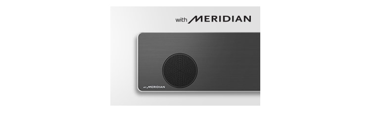 LG Soundbar 左方的特寫在左下角設有 Meridian 標誌。在產品上方顯示更大的 Meridian 標誌。