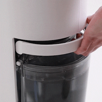 LG 抽濕機的水箱可輕鬆安裝和拆卸，並防止漏水。
